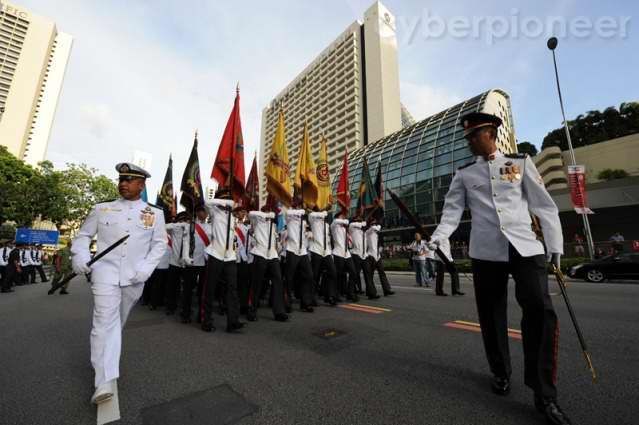 新加坡舉行盛大閱兵慶祝建國45周年