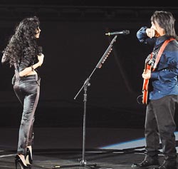 滾石紀念演唱會謝幕 周華健興奮自拍不慎摔落舞臺