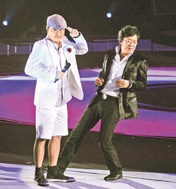 滾石紀(jì)念演唱會謝幕 周華健興奮自拍不慎摔落舞臺