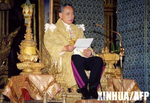 泰王慶祝登基60周年 全國(guó)公務(wù)員出家15天