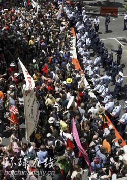 20國集團(tuán)財(cái)長會(huì)議遭3000人抗議 警察受傷
