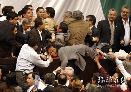 為確保總統(tǒng)就職儀式 墨執(zhí)政黨議員大打出手搶占講臺(tái)
