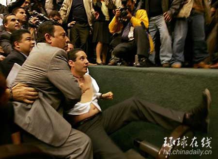 為確?？偨y(tǒng)就職儀式 墨執(zhí)政黨議員大打出手搶占講臺(tái)