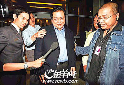 阿羅約丈夫抵達(dá)香港后一言不發(fā)