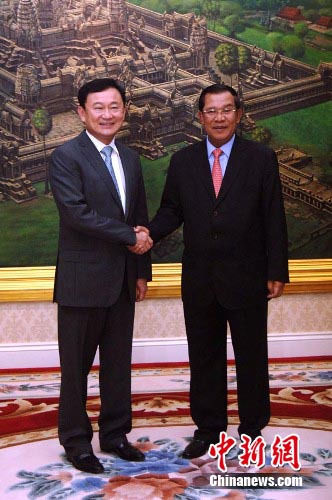 泰前總理他信訪問柬埔寨 與柬首相洪森擁抱會面