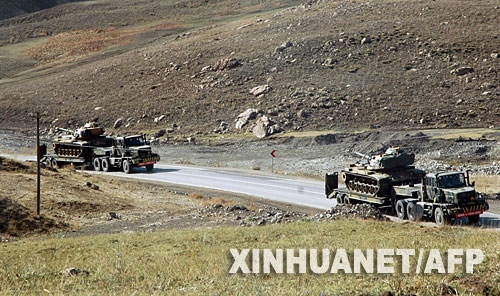 10月22日，在土耳其東南部與伊拉克相鄰的哈卡里省山區(qū)，土耳其武裝部隊運送坦克的車輛在公路上行進。新華社/法新