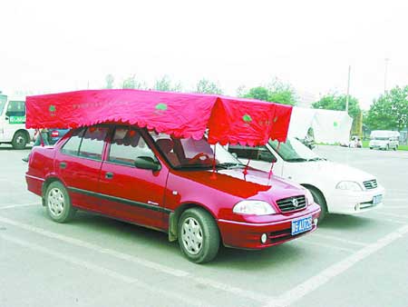 汽車遮陽(yáng)傘在北京問(wèn)世(圖)