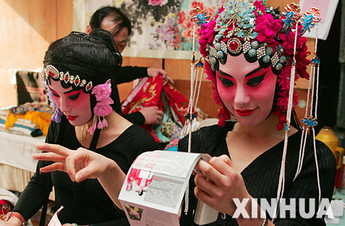 上海：京劇寫真受追捧 京劇復(fù)興待時日(組圖)