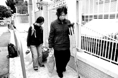 瘋狂楊麗娟找劉德華無(wú)果險(xiǎn)遇車(chē)禍(圖) 