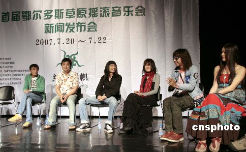 兩岸三地?fù)u滾人將聚鄂爾多斯 何勇說服竇唯參加