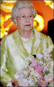 英女王80大壽 畫(huà)像雕像蠟像同日亮相