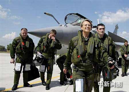 法國(guó)女國(guó)防部長(zhǎng)駕駛新型戰(zhàn)機(jī)遨游藍(lán)天