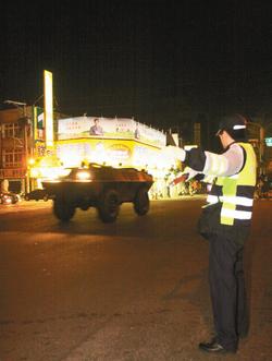 臺(tái)軍模擬夜送“政要”轉(zhuǎn)進(jìn) 被批作秀