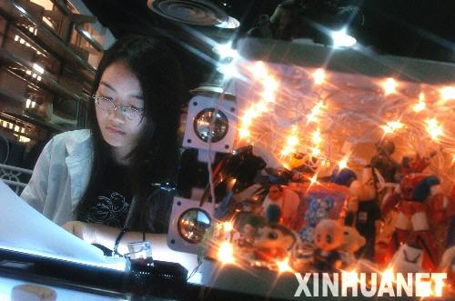 這是深圳怡景國家動漫產(chǎn)業(yè)基地的工作人員在進行動漫設計（2006年5月19日攝）。 