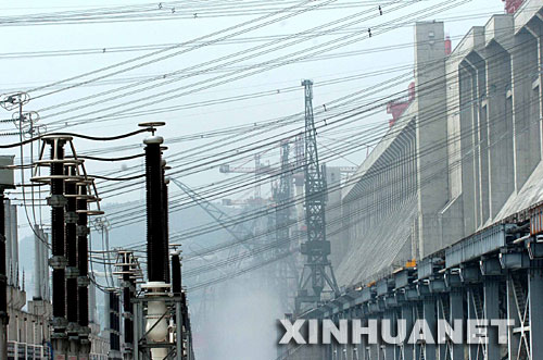 經(jīng)過(guò)建設(shè)者十余年的艱苦奮戰(zhàn)，三峽工程左岸電站14臺(tái)機(jī)組于2005年9月16日全部投產(chǎn)發(fā)電，三峽工程建設(shè)又實(shí)現(xiàn)了一個(gè)歷史性的跨越。這是架設(shè)在三峽左岸電站和三峽大壩之間的電力輸送設(shè)備（2005年8月31日攝）。 新華社發(fā) 