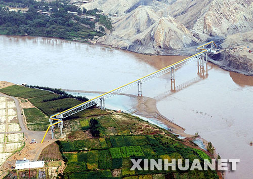 跨越黃河的西氣東輸管道運行良好（2005年9月1日攝）。2004年10月，西氣東輸工程全線建成投產(chǎn)，開通了我國橫貫東西的一條能源大動脈，對于推進西部大開發(fā)、加快中西部地區(qū)發(fā)展、推進產(chǎn)業(yè)結構調整和能源結構優(yōu)化發(fā)揮了重大作用。 新華社發(fā) 
