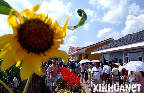 2003年8月17日，觀眾在第四屆中國長春國際農(nóng)業(yè)·食品博覽（交易）會上參觀小康住宅區(qū)。在本屆長春農(nóng)博會上，四棟新穎別致、健康環(huán)保的住宅成為眾多農(nóng)民關(guān)注的熱點。設(shè)計者將其命名為鄉(xiāng)村新住宅，也稱作小康住宅。小康住宅在原有鄉(xiāng)村住宅基礎(chǔ)上改建為庭院格式，增加了蔬菜大棚、沼氣池、豬舍、廁所“四位一體”的能源生態(tài)模式工程，為農(nóng)民展現(xiàn)了一種可持續(xù)發(fā)展的居住新模式，為建設(shè)農(nóng)村經(jīng)濟型、生態(tài)型住宅提供參考