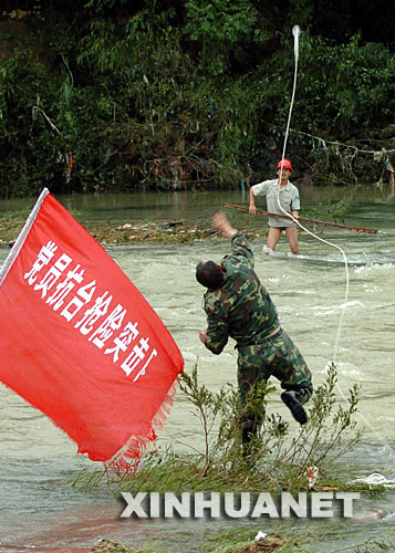 2005年7月20日，福建省柘榮縣電力公司的黨員突擊隊(duì)在修復(fù)被洪水沖壞的電線。 新華社發(fā) 