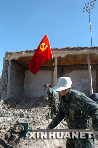 2005年3月10日，新疆烏什縣衛(wèi)生系統(tǒng)的黨員突擊隊(duì)來到災(zāi)區(qū)，為地震中失去房屋的村民修建新房。 新華社發(fā) 