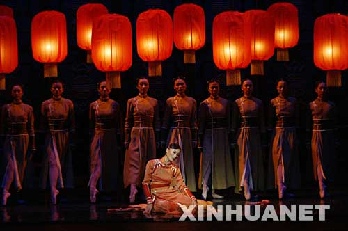 這是2005年10月7日，在美國首都華盛頓的肯尼迪表演藝術(shù)中心，中國中央芭蕾舞團(tuán)的演員們在演出芭蕾舞劇《大紅燈籠高高掛》。     近年來，廣大文藝工作者始終堅持“二為”方向和“雙百”方針，實(shí)施精品工程，成果顯著。繁榮興旺的文藝創(chuàng)作，層出不窮的精品佳作，極大豐富和滿足了廣大人民群眾的精神需要，有力地推動了社會的和諧與進(jìn)步。     新華社發(fā) 