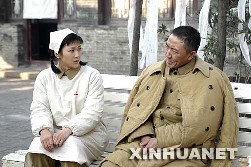這是軍事題材電視連續(xù)劇《亮劍》劇照。     近年來，廣大文藝工作者始終堅持“二為”方向和“雙百”方針，實施精品工程，成果顯著。繁榮興旺的文藝創(chuàng)作，層出不窮的精品佳作，極大豐富和滿足了廣大人民群眾的精神需要，有力地推動了社會的和諧與進步。     新華社發(fā) 