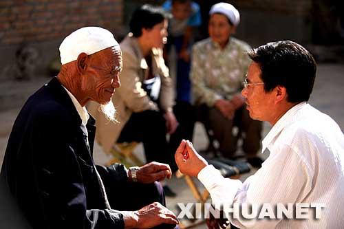  2005年8月12日，寧夏回族自治區(qū)西吉縣吉強(qiáng)鎮(zhèn)干部在一村民家調(diào)解鄰里糾紛。吉強(qiáng)鎮(zhèn)在開(kāi)展保持共產(chǎn)黨員先進(jìn)性教育活動(dòng)中，努力構(gòu)建社會(huì)主義和諧社會(huì)。鎮(zhèn)黨委針對(duì)鄰里、婚姻、征地拆遷、民族宗教等易發(fā)矛盾糾紛的重點(diǎn)，做好排查摸底，堅(jiān)持把矛盾和問(wèn)題解決在萌芽狀態(tài)，化解在村鎮(zhèn)，真正做到“小事不出村、大事不出鎮(zhèn)、矛盾不上交”。 新華社發(fā) 
