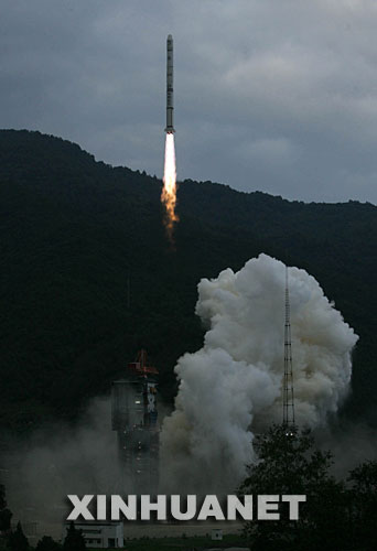 10月24日18時05分，搭載著我國首顆探月衛(wèi)星嫦娥一號的長征三號甲運載火箭在西昌衛(wèi)星發(fā)射中心三號塔架點火發(fā)射。
