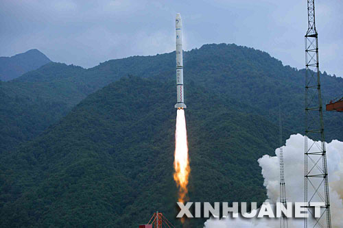 　10月24日18時05分，搭載著我國首顆探月衛(wèi)星嫦娥一號的長征三號甲運載火箭在西昌衛(wèi)星發(fā)射中心三號塔架點火發(fā)射。 