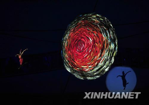  9月6日晚8時(shí)，北京2008年殘奧會(huì)開(kāi)幕式在國(guó)家體育場(chǎng)“鳥(niǎo)巢”隆重舉行。這是開(kāi)幕式上的文藝表演《太陽(yáng)鳥(niǎo)》。
