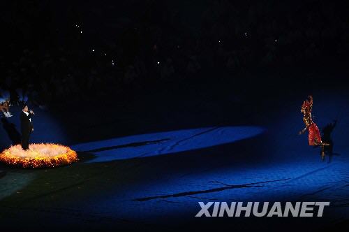 9月6日晚8時，北京2008年殘奧會開幕式在國家體育場——“鳥巢”隆重舉行。這是盲人歌手楊海濤（左）在開幕式上演唱歌曲。 新華社記者郭大岳攝