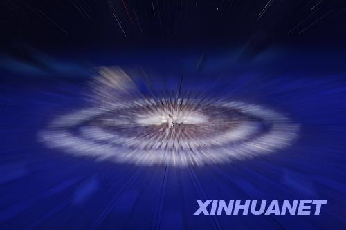 9月6日，北京2008年殘奧會(huì)開幕式在國(guó)家體育場(chǎng)“鳥巢”舉行。這是聾人舞蹈演員在開幕式上表演舞蹈《星星，你好》。
