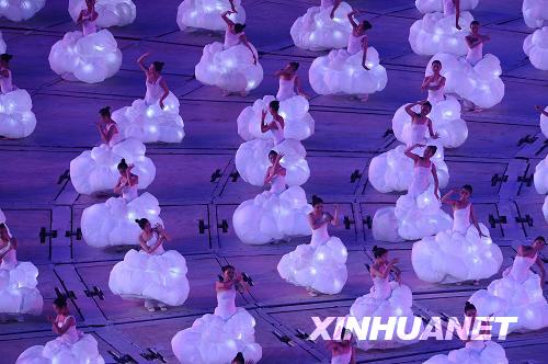 9月6日晚8點，北京2008年殘奧會開幕式在國家體育場“鳥巢”舉行。這是開幕式上的文藝表演。