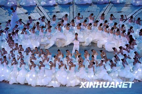 9月6日晚8點，北京2008年殘奧會開幕式在國家體育場“鳥巢”舉行。這是開幕式上的文藝表演。
