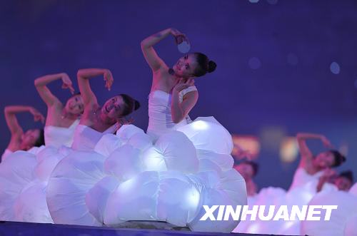  9月6日，北京2008年殘奧會(huì)開(kāi)幕式在國(guó)家體育場(chǎng)“鳥(niǎo)巢”舉行。這是聾人舞蹈演員在開(kāi)幕式上表演《星星，你好》。