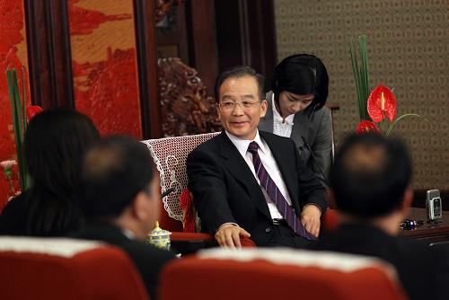 溫家寶接受聯(lián)合采訪