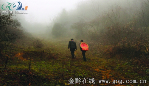 法官背國(guó)徽走山路到田間地頭開(kāi)庭