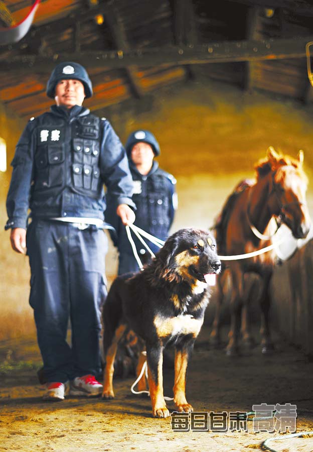 走近甘肅第一支草原騎警大隊(duì)(組圖)