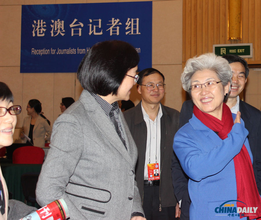 十二屆全國(guó)人大一次會(huì)議副秘書(shū)長(zhǎng)、新聞發(fā)言人傅瑩看望媒體工作者