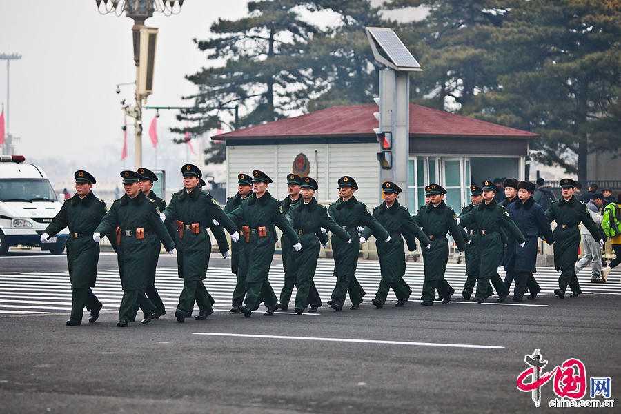 天安門廣場(chǎng)安保全面升級(jí) 武警荷槍實(shí)彈保兩會(huì)