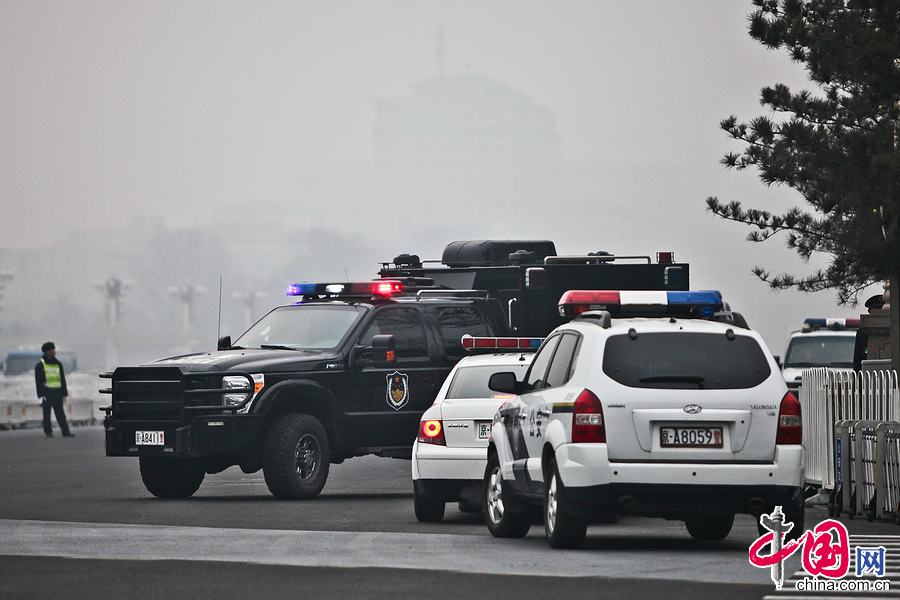 天安門廣場安保全面升級 武警荷槍實彈保兩會