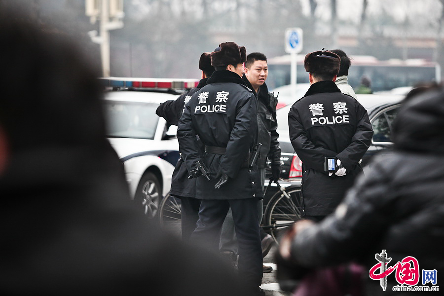 天安門廣場安保全面升級(jí) 武警荷槍實(shí)彈保兩會(huì)