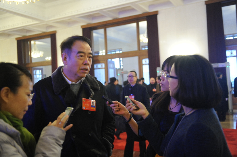 出席全國(guó)政協(xié)十二屆二次會(huì)議開幕會(huì)的委員陸續(xù)進(jìn)場(chǎng)