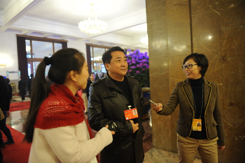 出席全國政協(xié)十二屆二次會(huì)議開幕會(huì)的委員陸續(xù)進(jìn)場