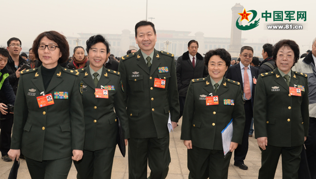 被記者“重重包圍”的軍隊(duì)政協(xié)委員們