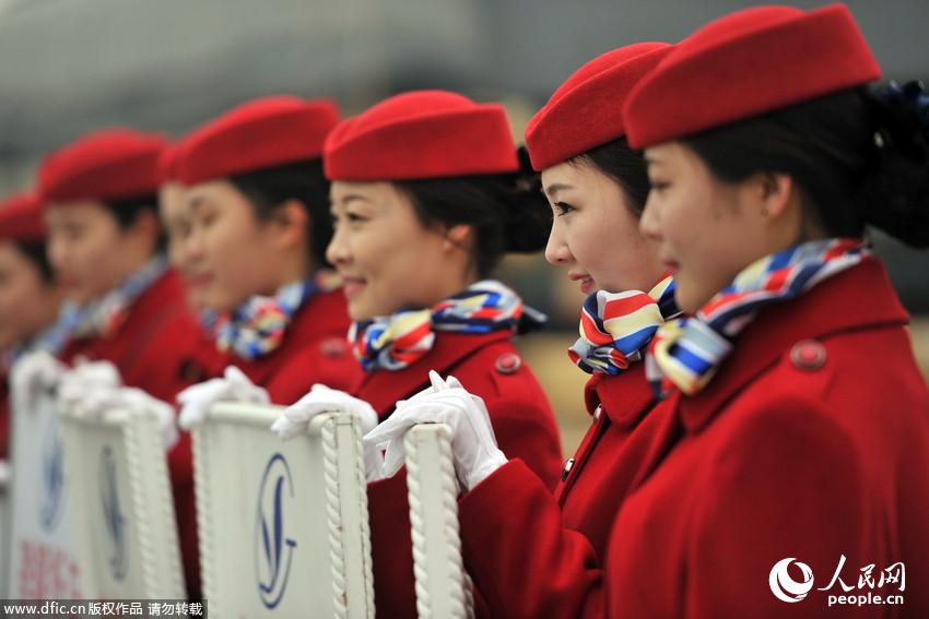 禮儀小姐著裝統(tǒng)一笑容甜美