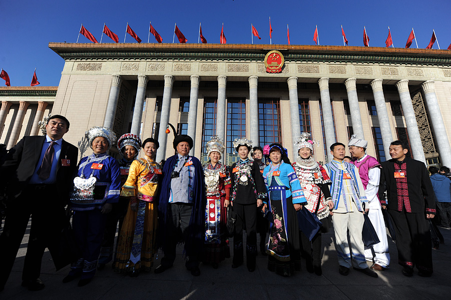 少數(shù)民族代表身著民族服裝出席大會