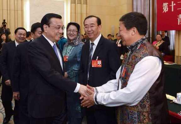 李克強為青海代表戴上哈達，問候玉樹災(zāi)區(qū)人民