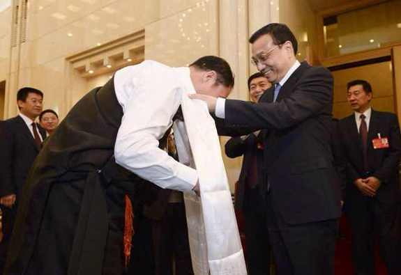 李克強為青海代表戴上哈達，問候玉樹災(zāi)區(qū)人民