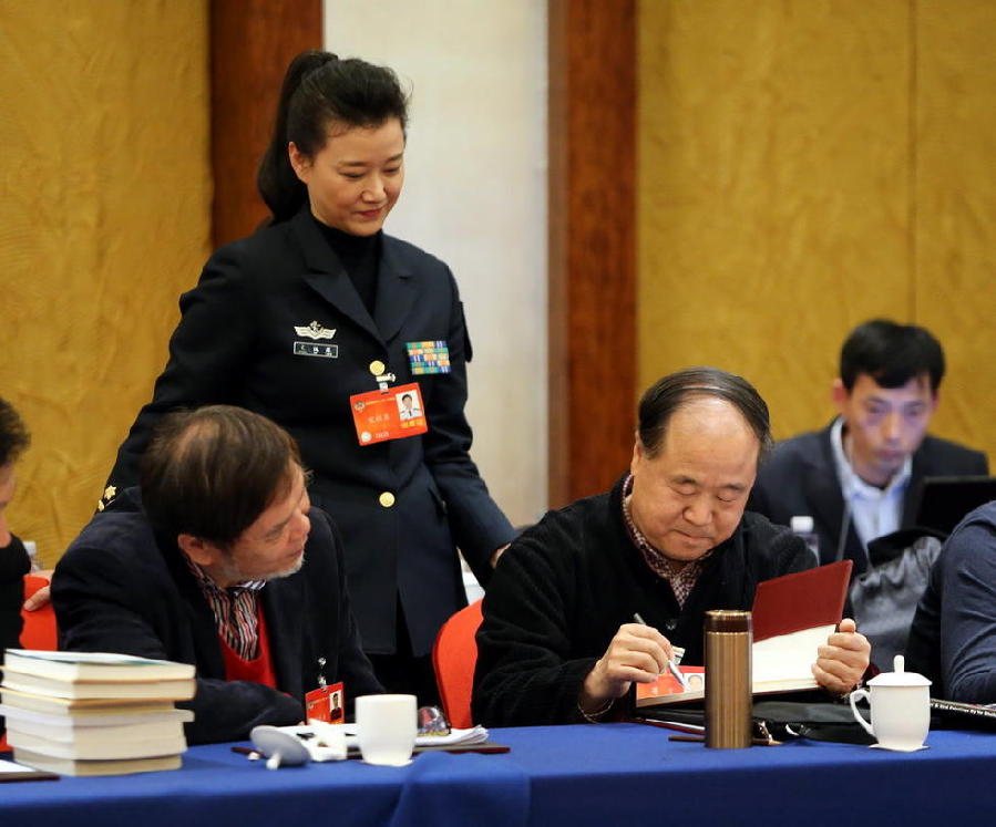 宋祖英利用會(huì)議間隙 向莫言索要畫(huà)冊(cè)簽名