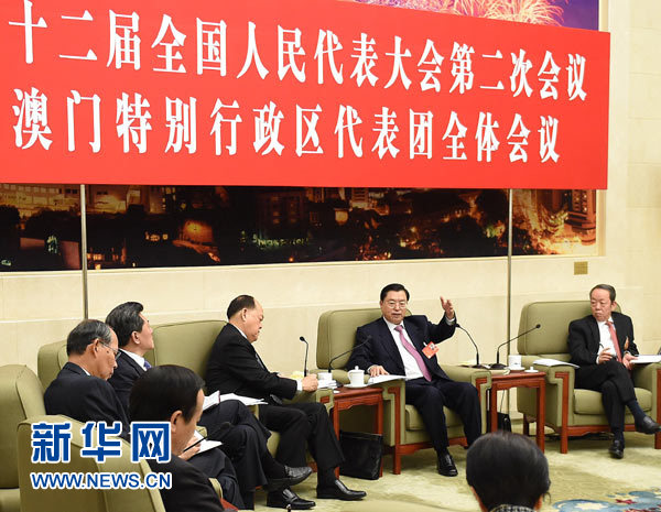 張德江分別參加香港代表團(tuán)、澳門代表團(tuán)審議